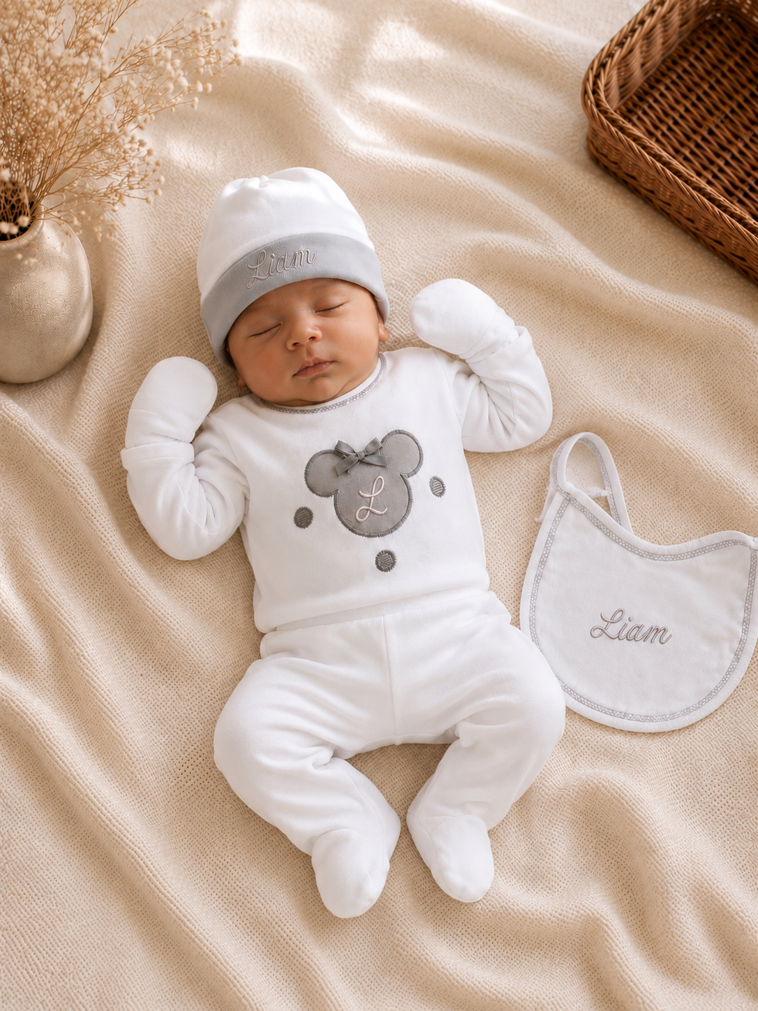 Conjunto de Primera Puesta Bordado con Gorro y Babero