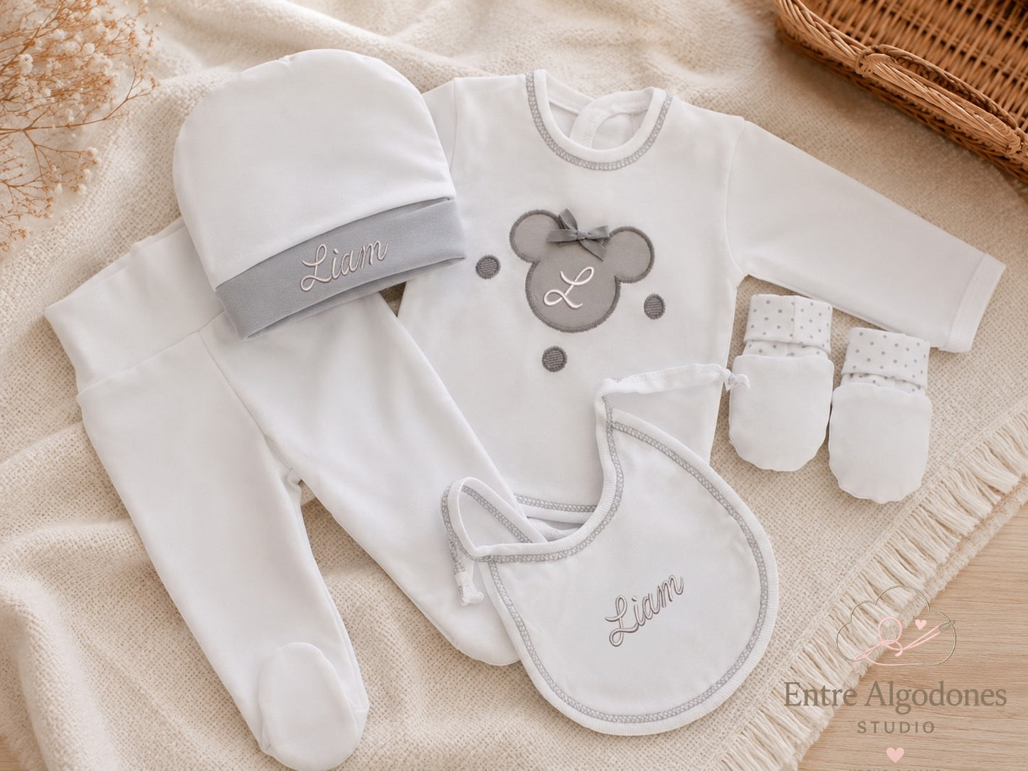 Conjunto de Primera Puesta Bordado con Gorro y Babero