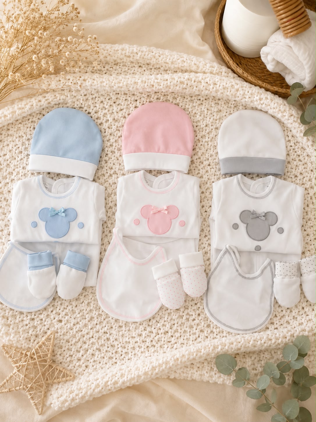 Conjunto de Primera Puesta Bordado con Gorro y Babero