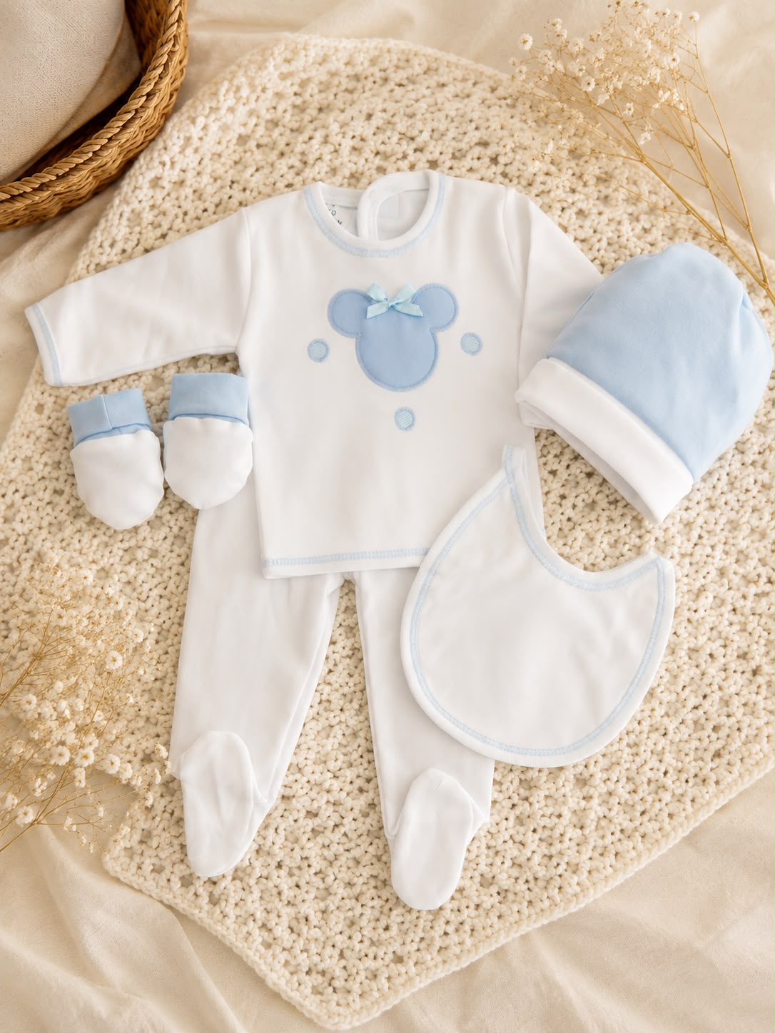 Conjunto de Primera Puesta Bordado con Gorro y Babero