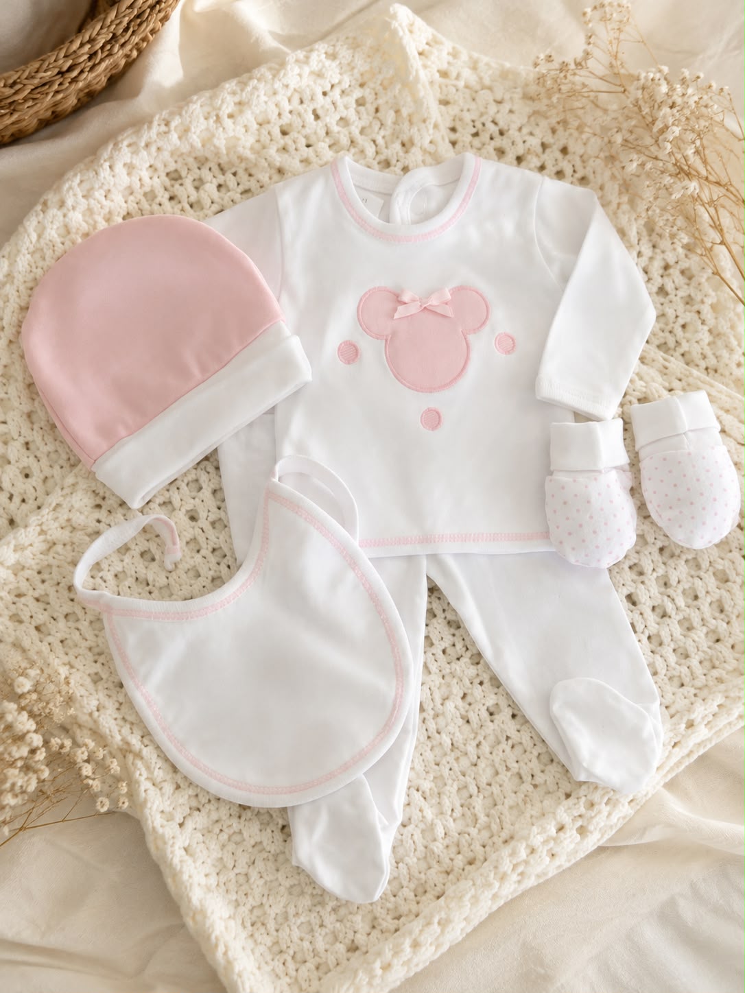 Conjunto de Primera Puesta Bordado con Gorro y Babero